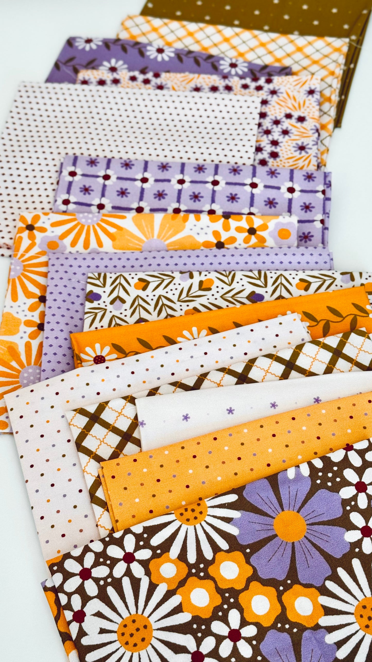 Sprinkles.- Gold - Retro Meadow - Sophie Rowe - Cloud 9 Fabrics - Poplin