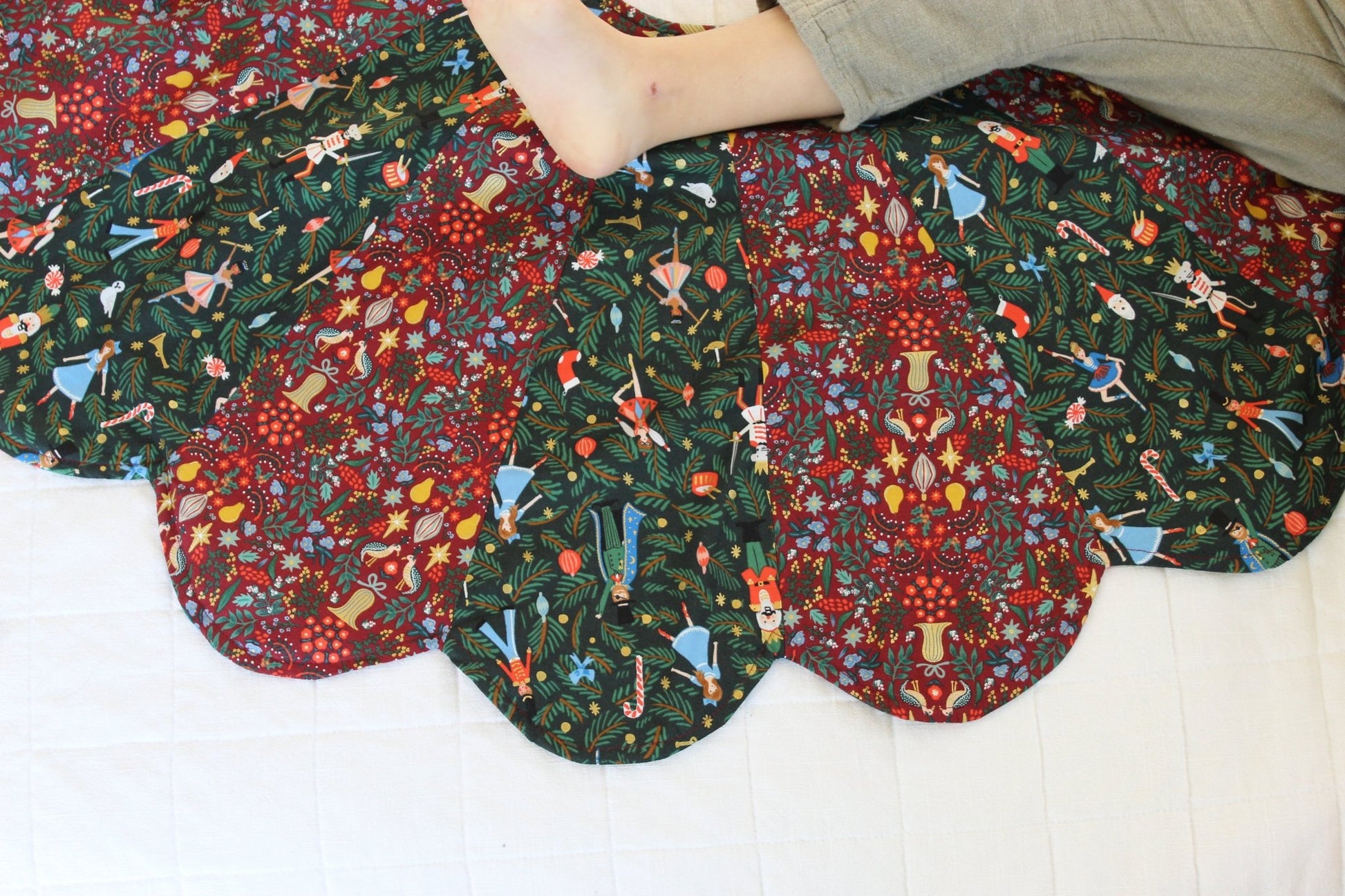 Scalloped Tree Skirt PDF Sewing Pattern - Madswick - Simplifi Fabric