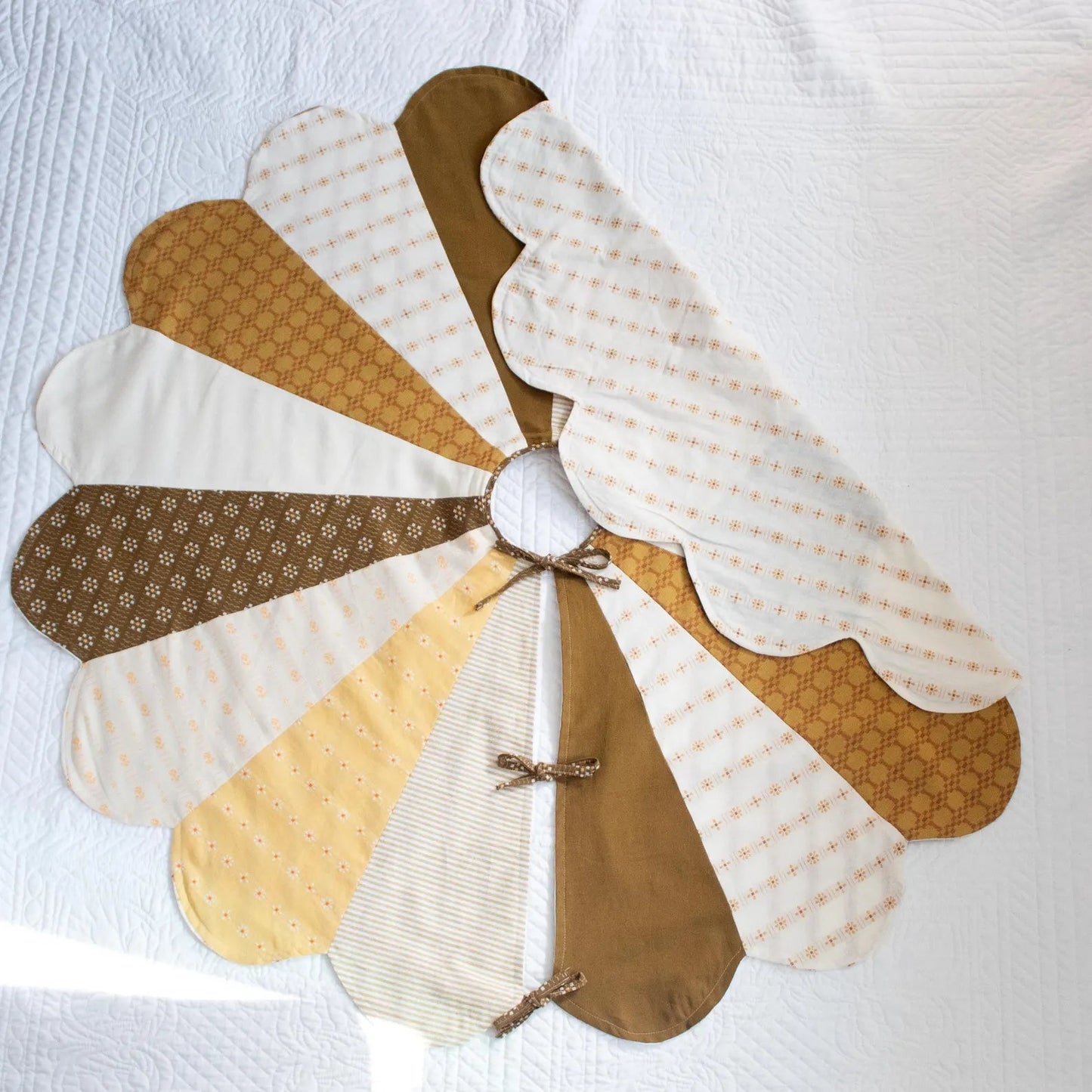 Scalloped Tree Skirt PDF Sewing Pattern - Madswick - Simplifi Fabric